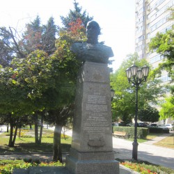 Памятник Лелюшенко Д.Д.